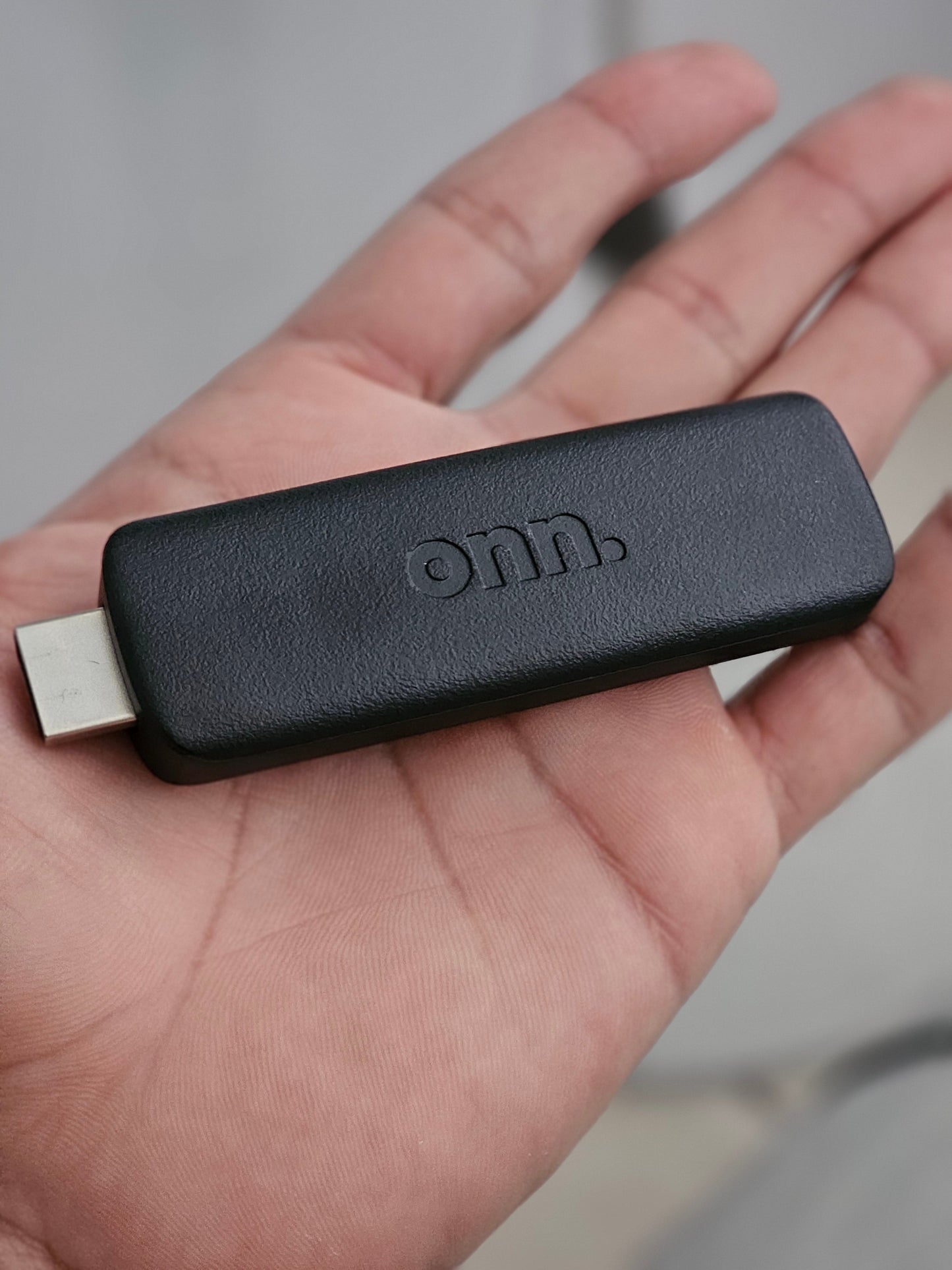 Android TV Stick en la mano