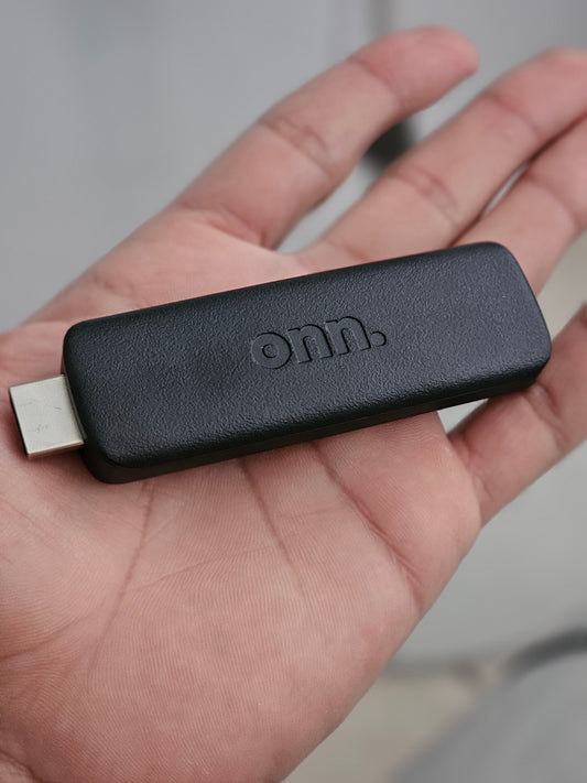 Android TV Stick en la mano